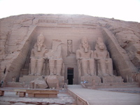 Ramses-Statuen am Tempel von Abu Simbel