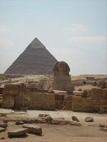 Die Sphinx, im Hintergrund die Pyramide des Chephren