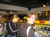 Avi und Manja beim CD-Shoppen