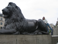 Ich mit einem der Trafalgar-Löwen...