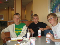 Aufnahmeort: McDoof in Hastings Aufnahmedatum: 2005-06-25 ©meins Die Jungs im "Stammcafe"... äh, oder sö ähnlich