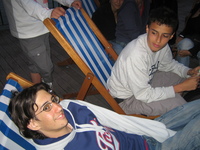 Aufnahmeort: Hastings Aufnahmedatum: 2005-06-23 ©meins Umberto und Leon am Pier