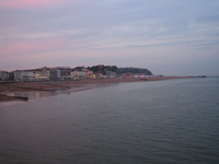 Aufnahmeort: Hastings Aufnahmedatum: 2005-06-23 ©meins Die Stadt abends... vom Pier aus gesehen
